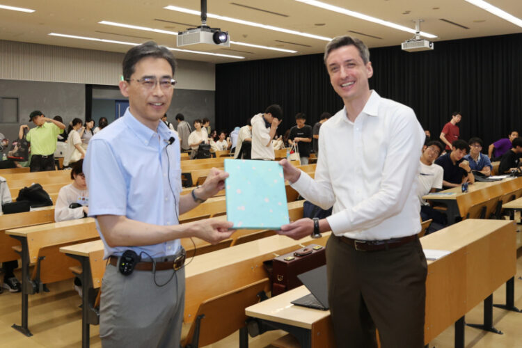 在日スイス大使館の参事官が農学部「食料貿易論」（作山巧教授）で特別講義