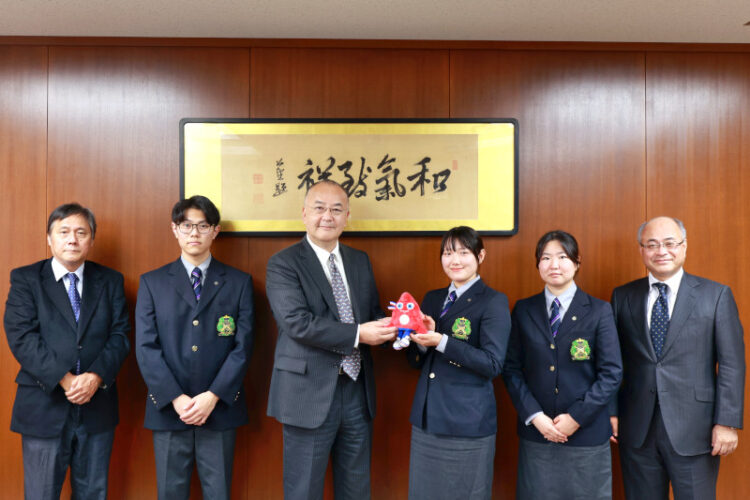 射撃部が表敬訪問――インカレ男女総合優勝・パリ2024オリンピック出場を報告