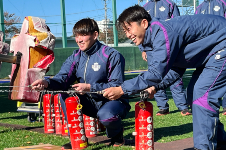 体育会サッカー部員が明治大学八幡山グラウンドの防災訓練に参加（明治大学体育会サッカー部）