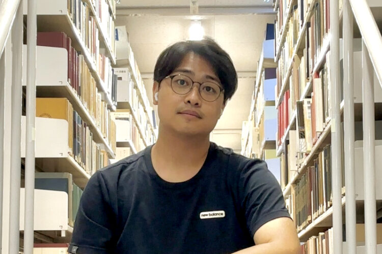 文学を学ぶことの大切さと学問する喜びを知り、大好きな図書館書庫で研究に励む（ジョン・ジェファンさん）