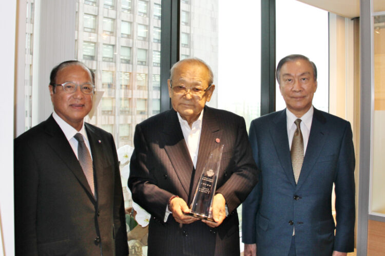 依田氏に特別紫紺賛助員の称号を授与