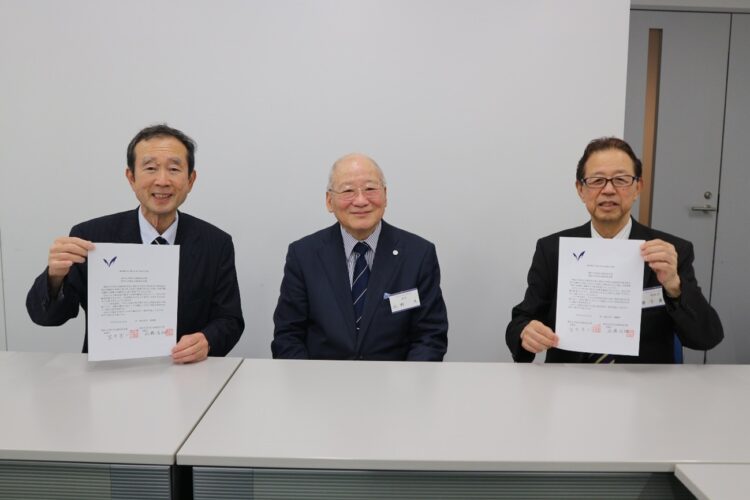 明治大学校友会徳島県支部と福島県支部は姉妹支部友好協定書の調印式を執り行いました