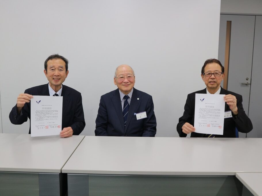 明治大学校友会徳島県支部と福島県支部は姉妹支部友好協定書の調印式を執り行いました