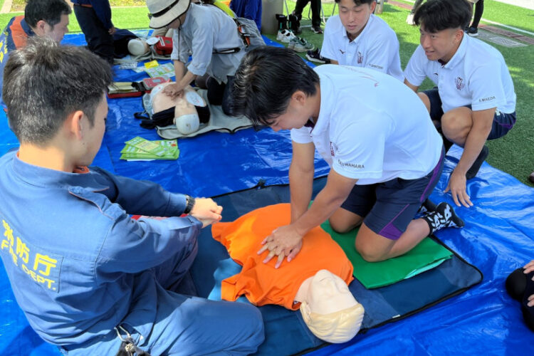 八幡山グラウンドでの地域防災訓練に体育会部員らが参加