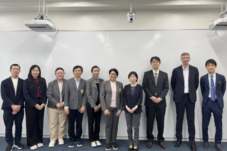 タイ・シーナカリンウィロート大学