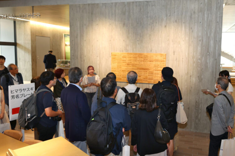 寄付者にセンターフォレストを披露