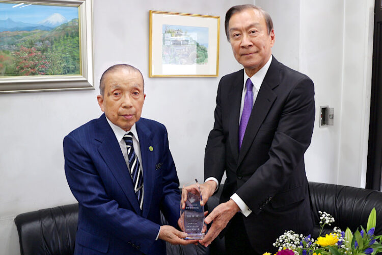 添田郁氏に精華紫紺賛助員の称号を贈呈