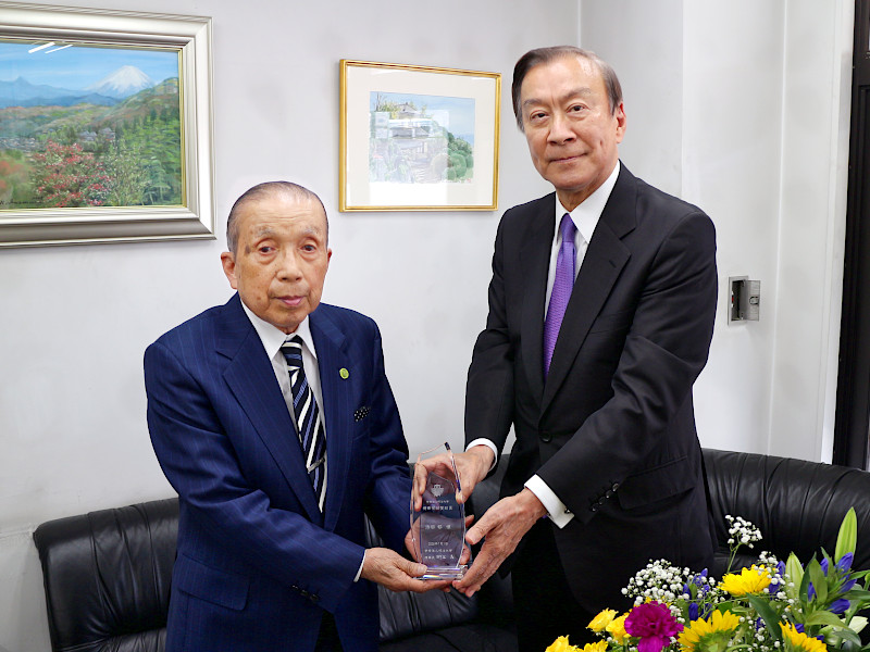 添田郁氏に精華紫紺賛助員の称号を贈呈