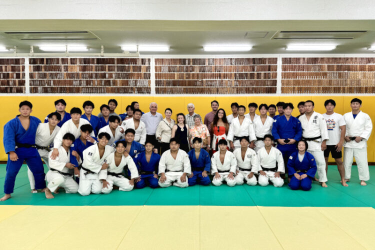 名誉博士ベン・ナイトホース・キャンベル氏のご家族が柔道部の道場を訪問