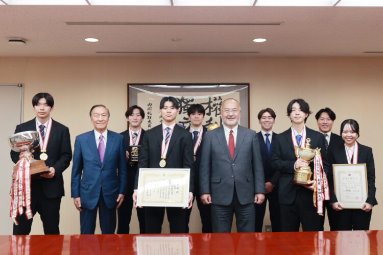 ハンドボール部が表敬訪問――創部史上初の快挙となるインカレ優勝を報告