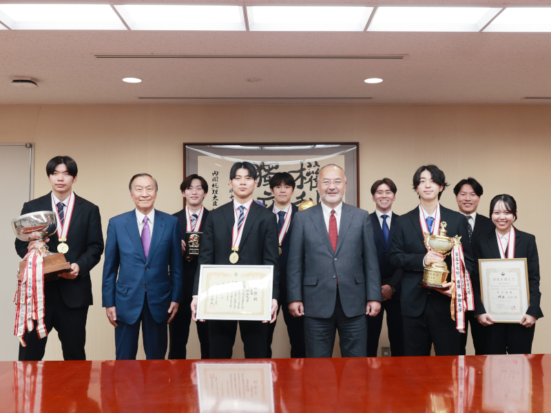 ハンドボール部が表敬訪問――創部史上初の快挙となるインカレ優勝を報告