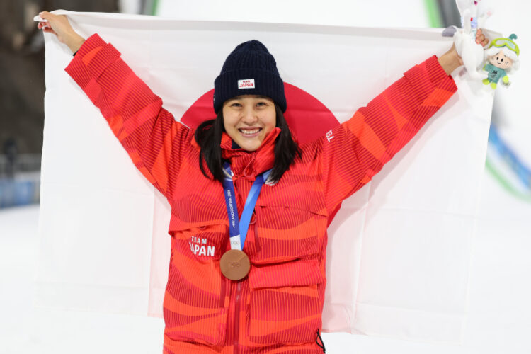 丸山希選手（校友）がスキージャンプ女子ノーマルヒル個人で銅メダルを獲得――五輪初出場でメダル獲得の快挙を達成