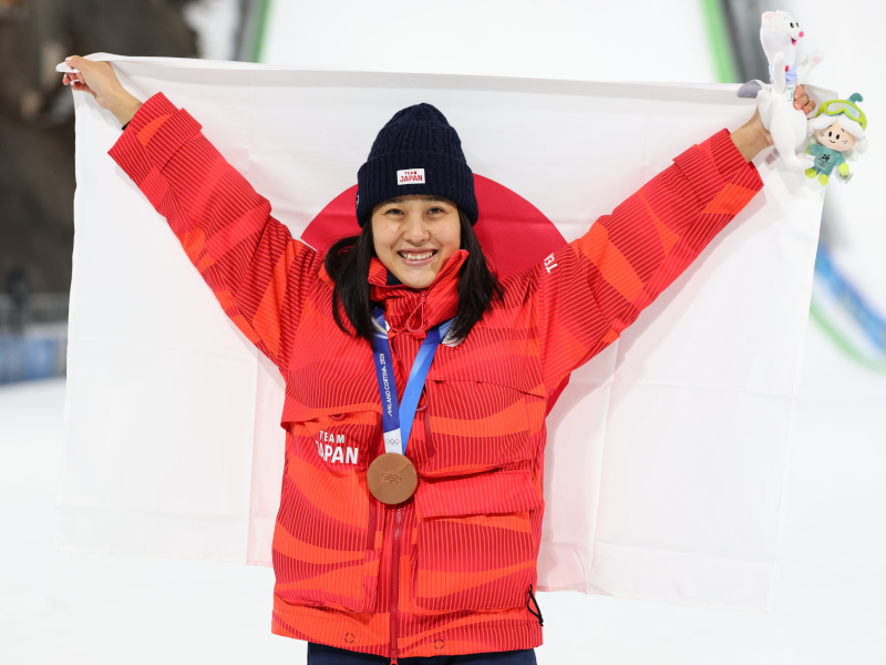 丸山希選手（校友）がスキージャンプ女子ノーマルヒル個人で銅メダルを獲得――五輪初出場でメダル獲得の快挙を達成