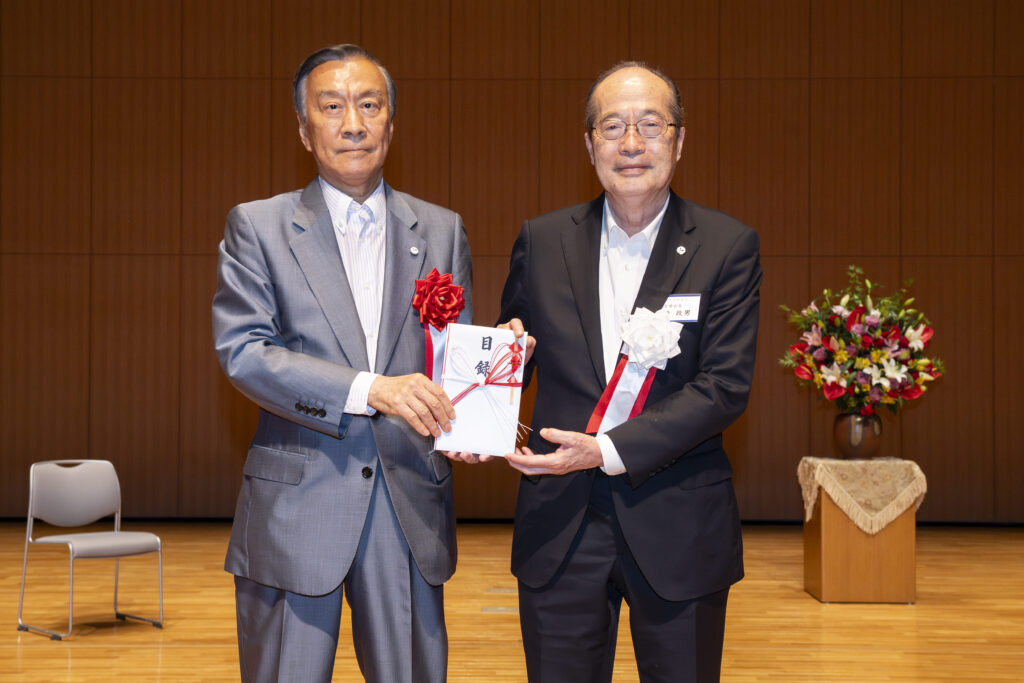校友会から大学へ2億円を寄付