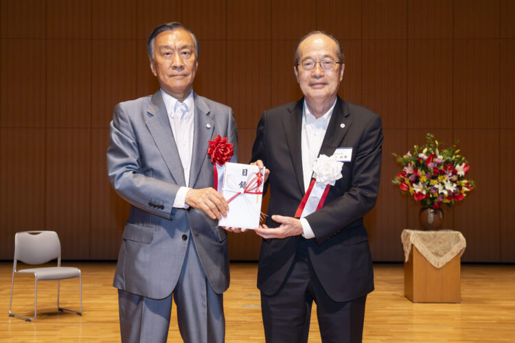 校友会から大学へ2億円を寄付